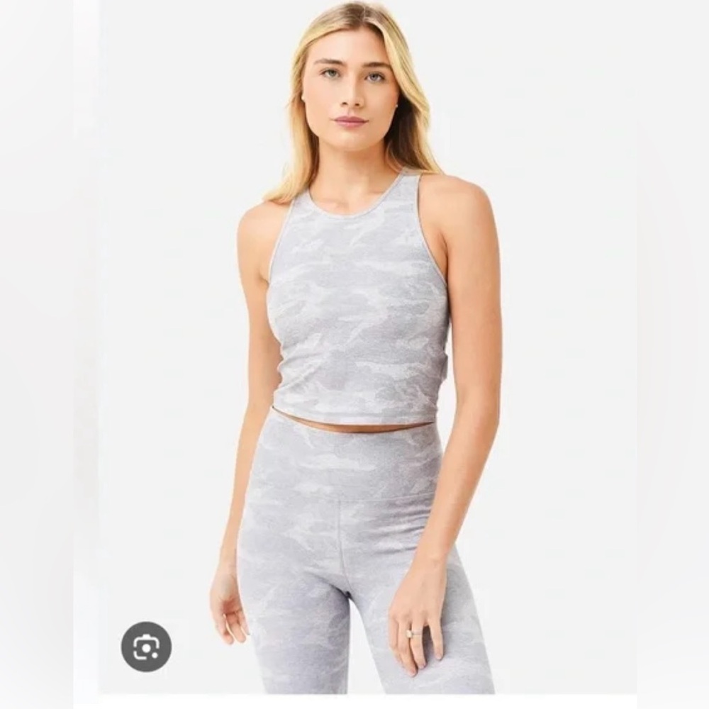Vuori Plyo Tank. Pale Heather Camo. Size large. NWT.